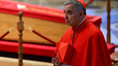 Cardeais mostram "apreço pelo gesto" de Becciu após renúncia ao Conclave