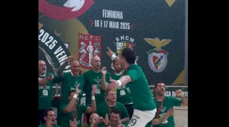Sporting ergueu Taça de Portugal e cantou o hino com os adeptos