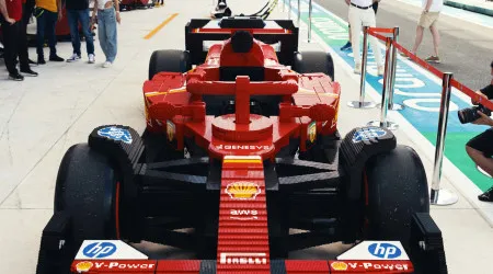 Ferrari à escala real tem mais de 400.000 peças