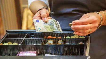 Paga estes impostos? AT diz que visam "regular" compra de alguns produtos