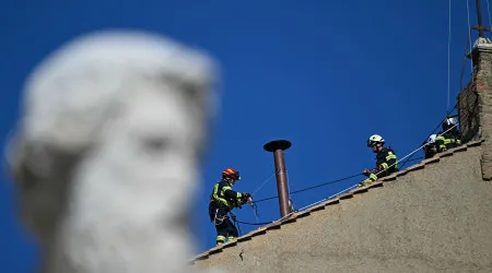 Conclave. Vaticano começa a instalar chaminé no topo da Capela Sistina
