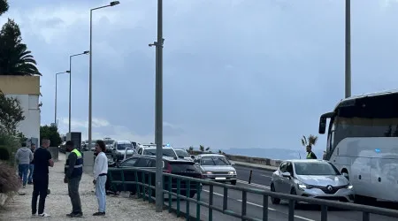 Colisão entre carro e autocarro condiciona trânsito na Marginal em Oeiras