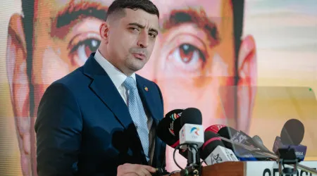 Simion destaca "vitória da dignidade romena" e promete reconstruir o país