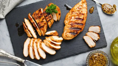 Comer frango pode aumentar "significativamente" o risco de morte 