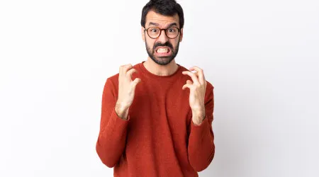 Cuidado! Pode estar a irritar as pessoas à sua volta com estes hábitos