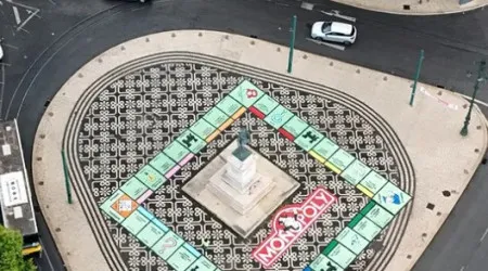 CML remove obra de Bordalo II e diz que calçada portuguesa foi danificada