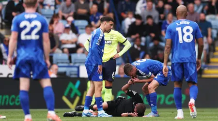 Insólito. Lesão de árbitro interrompeu jogo na Premier e Vardy fez isto