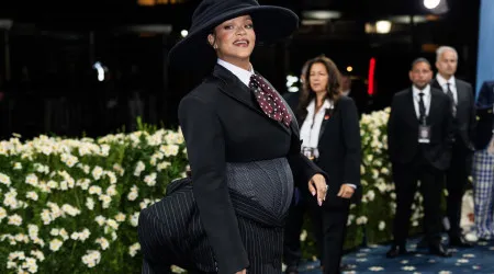 Surpresa! Rihanna confirma terceira gravidez na Met Gala