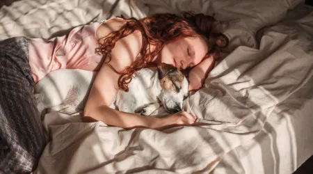 Eis os cinco maiores benefícios de dormir com o seu animal de estimação