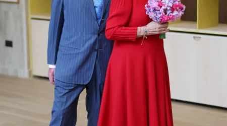 Já viu os novos retratos do rei Carlos III e da rainha Camilla?