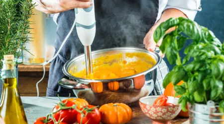 Chef revela o erro que muitos cometem ao fazer sopa