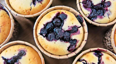 'Muffins' de brie com limão e mirtilos. A sugestão perfeita para o lanche