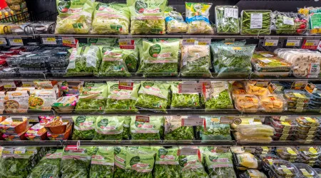O truque genial para gastar os restos da salada de pacote