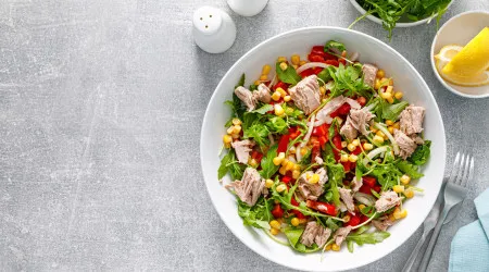 Só precisa de 15 minutos para fazer esta salada de atum mediterrânea
