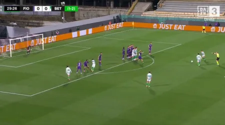 'GOAT' Antony com uma obra de arte frente à Fiorentina
