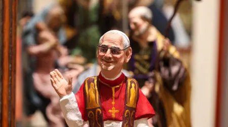 Artista italiano já criou estátua de madeira do novo Papa. E há imagens