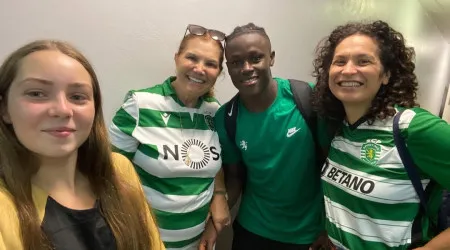 Dolores Aveiro no apoio aos leões em dia de dérbi. "Vamos à luta"