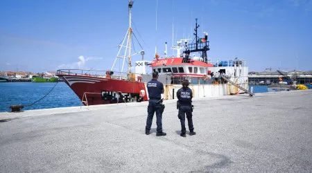 Embarcação de pesca fiscalizada em Peniche. "Identificadas infrações"