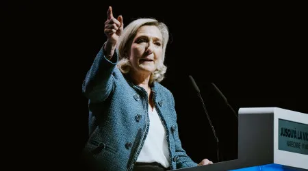 Le Pen acusa Macron de estar a "preparar-se para a guerra" na Ucrânia