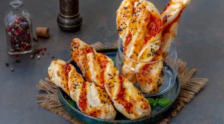 Tubos de queijo e bacon para um almoço divertido com os miúdos