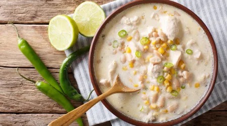 Se ainda não provou chili branco com frango, aqui tem a sua oportunidade