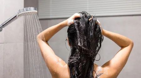 O cabelo fica mais sujo nas raízes ou nas pontas? Especialista esclarece