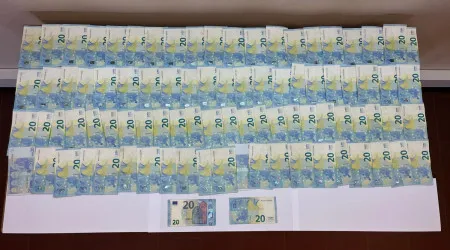 Mulher aproveita "momento de distração" de trabalhador para furtar banco