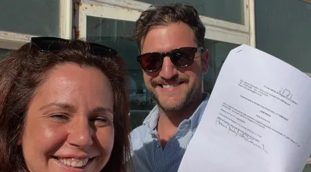 Depois da festa, os papéis. Sara Norte é oficialmente uma mulher casada