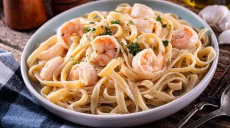 Fettuccine com camarão. O jantar faz-se em três tempos