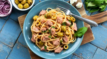 A massa de atum e azeitonas que se prepara numa só panela