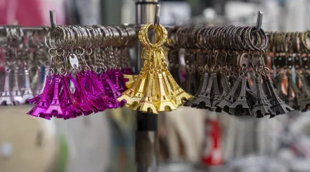 Turistas americanos atacados com souvenirs da Torre Eiffel em Paris