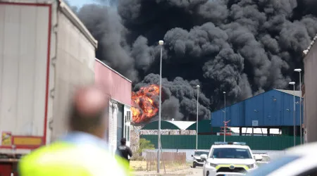 Incêndio em fábrica de produtos químicos em Sevilha. Habitantes retirados