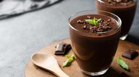 Uma mousse de chocolate rica em proteína? É perfeita para o lanche