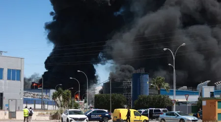 Sevilha pintada de negro devido a grande incêndio em fábrica. As imagens