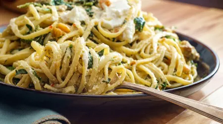 Massa com brócolos e queijo de cabra. O jantar está servido