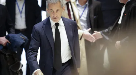 Três meses depois (e antes de tempo) Sarkozy retira pulseira eletrónica