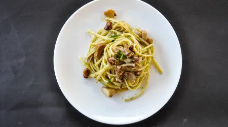 Linguini com cogumelos, a receita de Nigella Lawson que o vai fazer babar