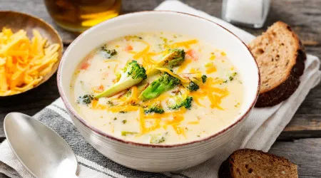 Sopa para o jantar? Faça esta de brócolos, feijão e queijo (sim, queijo)