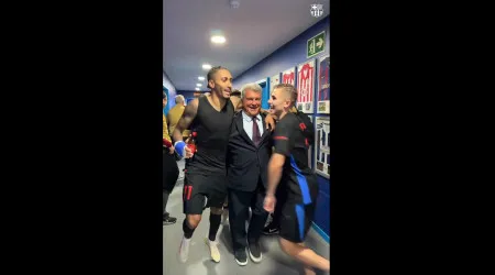 De cerveja na mão, Raphinha foi 'buscar' Laporta para a festa do Barça