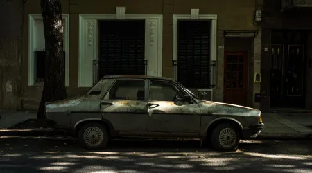 Sabe o que pode (e deve) fazer se vislumbrar carros abandonados na rua?