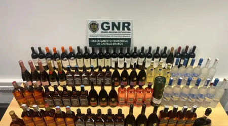 Homem constituído arguido após furtar bebidas alcoólicas de supermercados