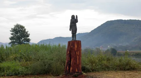 Depois de ser queimada, estátua de Melania Trump está agora desaparecida