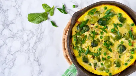 Omelete de ervilhas e ricotta para um almoço rápido e delicioso
