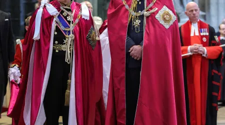 Rei Carlos III e princípe William juntos em cerimónia em Londres