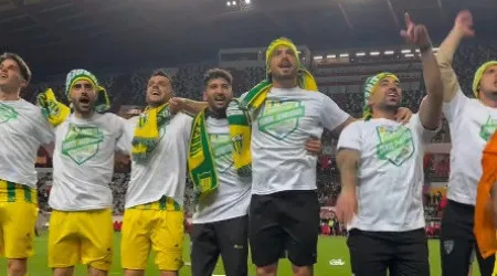 A festa rija do Tondela após o título de campeão e promoção à II Liga