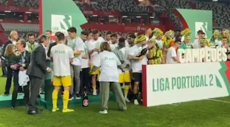 O momento em que o Tondela levanta o troféu de campeão da II Liga