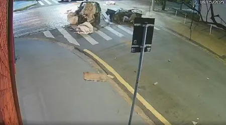 Carro partiu-se ao meio em colisão... mas condutor continuou a conduzir