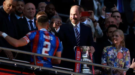 Príncipe William assiste à final da Taça de Inglaterra. Eis as fotos