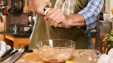 O grande erro que está a cometer quando cozinha carne de frango