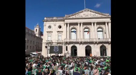 Milhares de adeptos do Sporting fazem a festa na Câmara de Lisboa